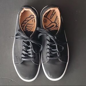 black skater tennis shoe